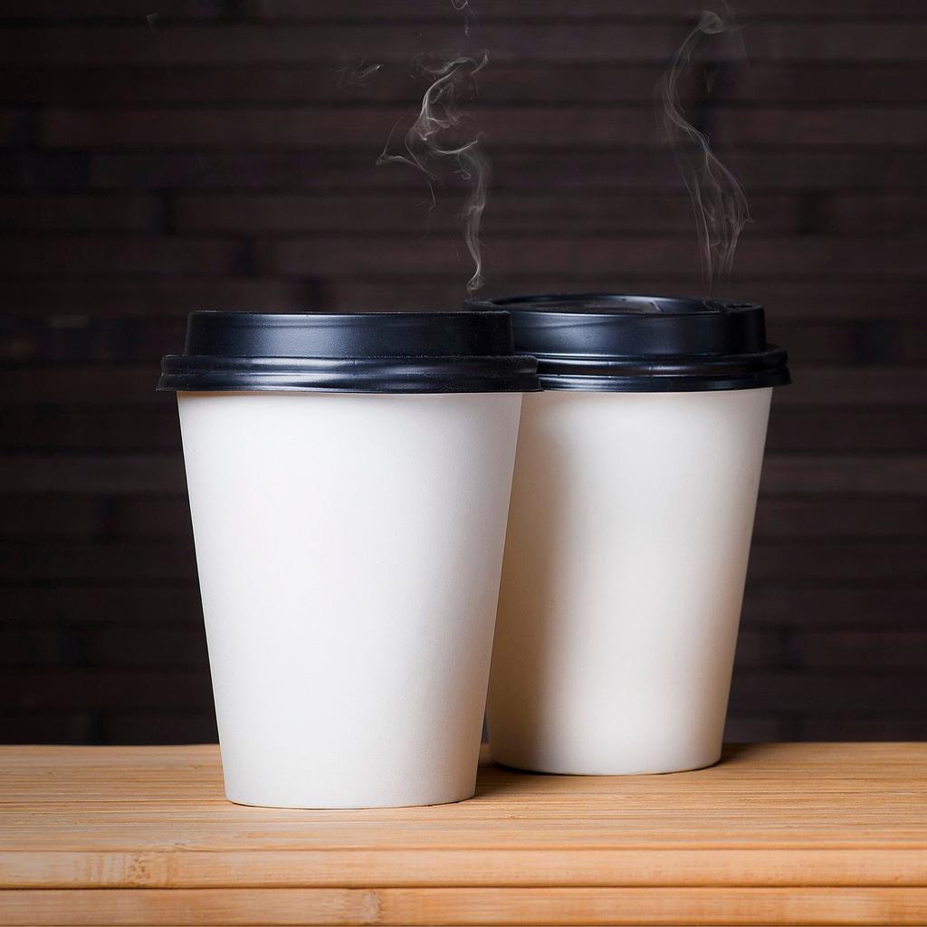 Gobelet jetable en papier kraft blanc pour café avec couvercle en